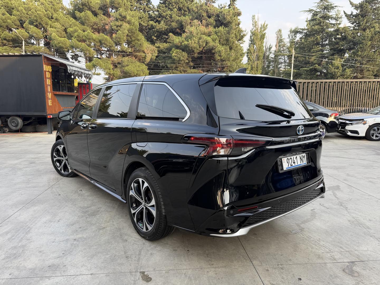 Toyota Sienna 2023 — photo 2