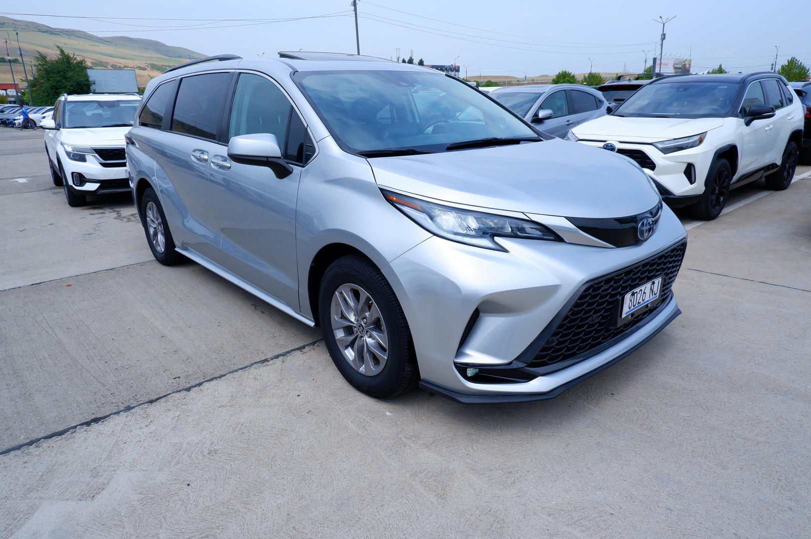Toyota Sienna 2022 — photo 2