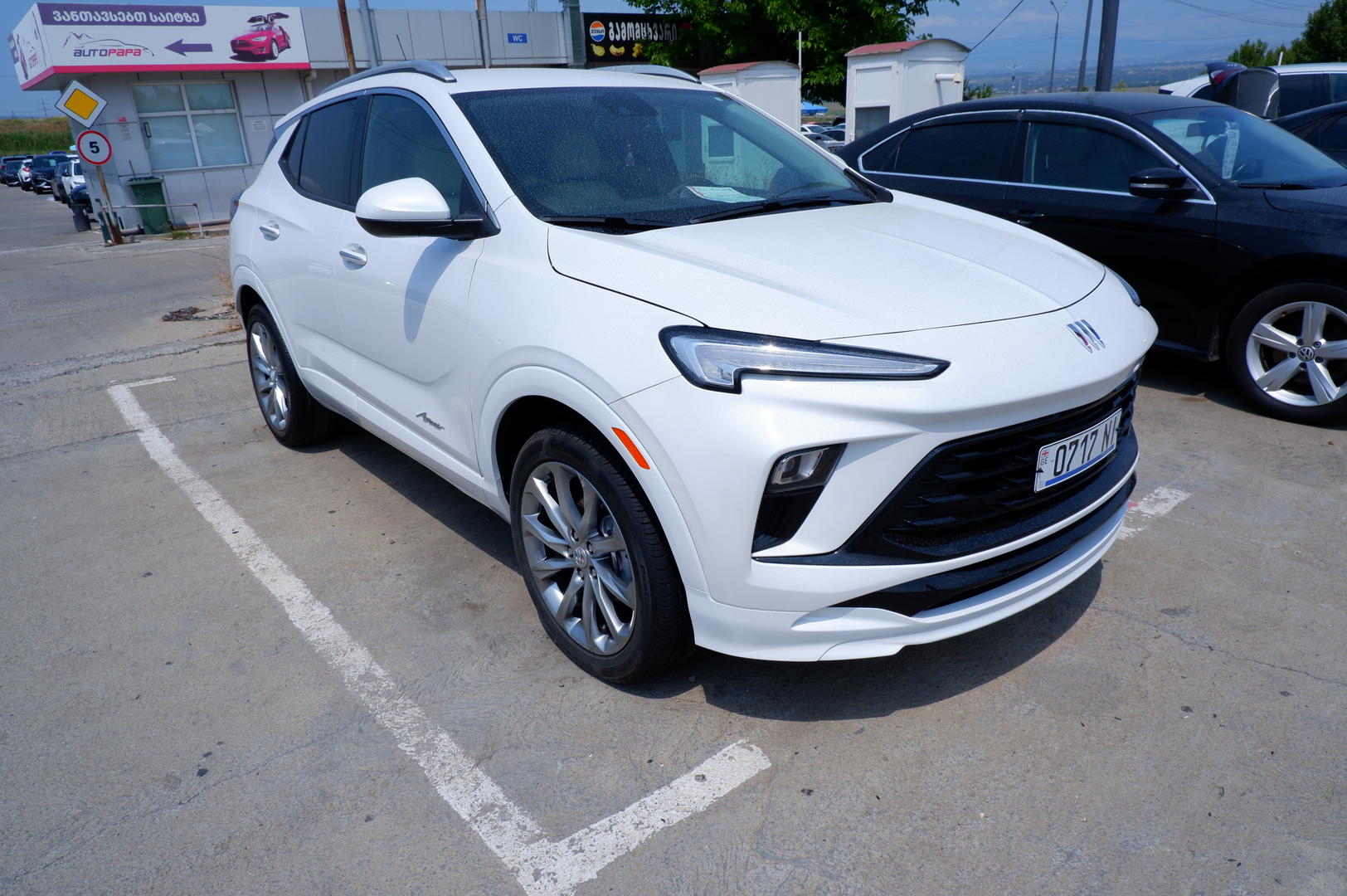 Buick Encore 2023 — photo 2