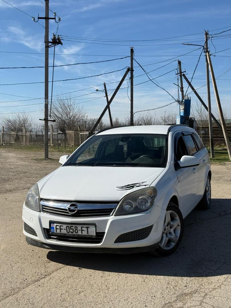 Opel Astra 2010 — photo 2