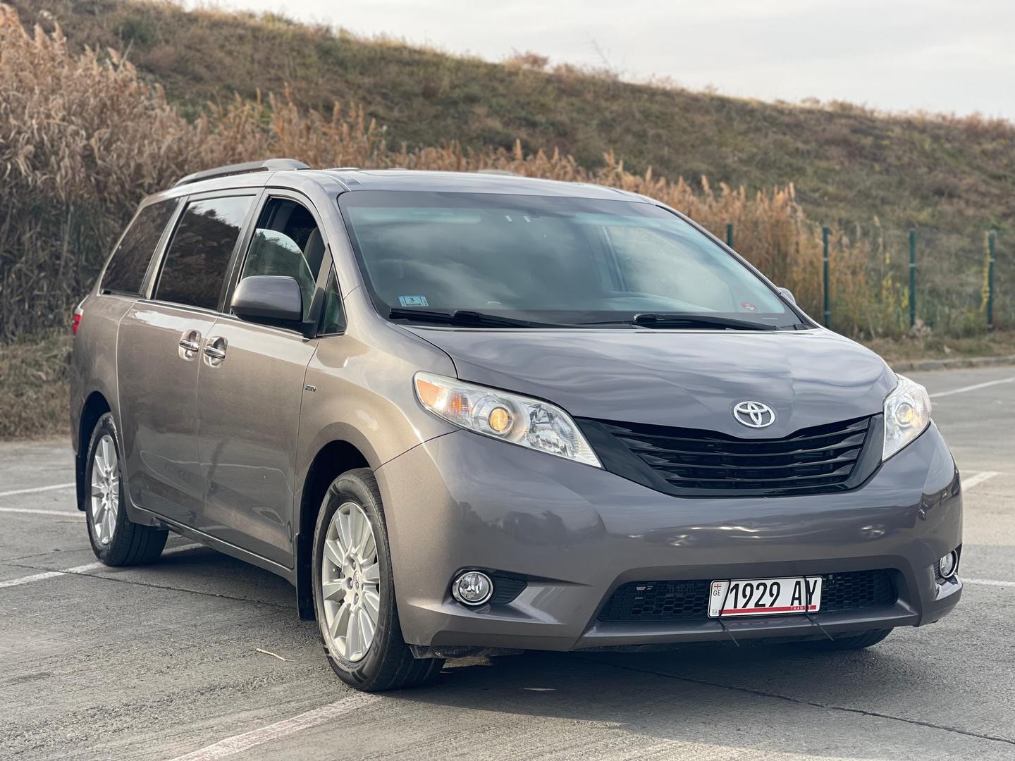 Toyota Sienna 2017 — photo 2
