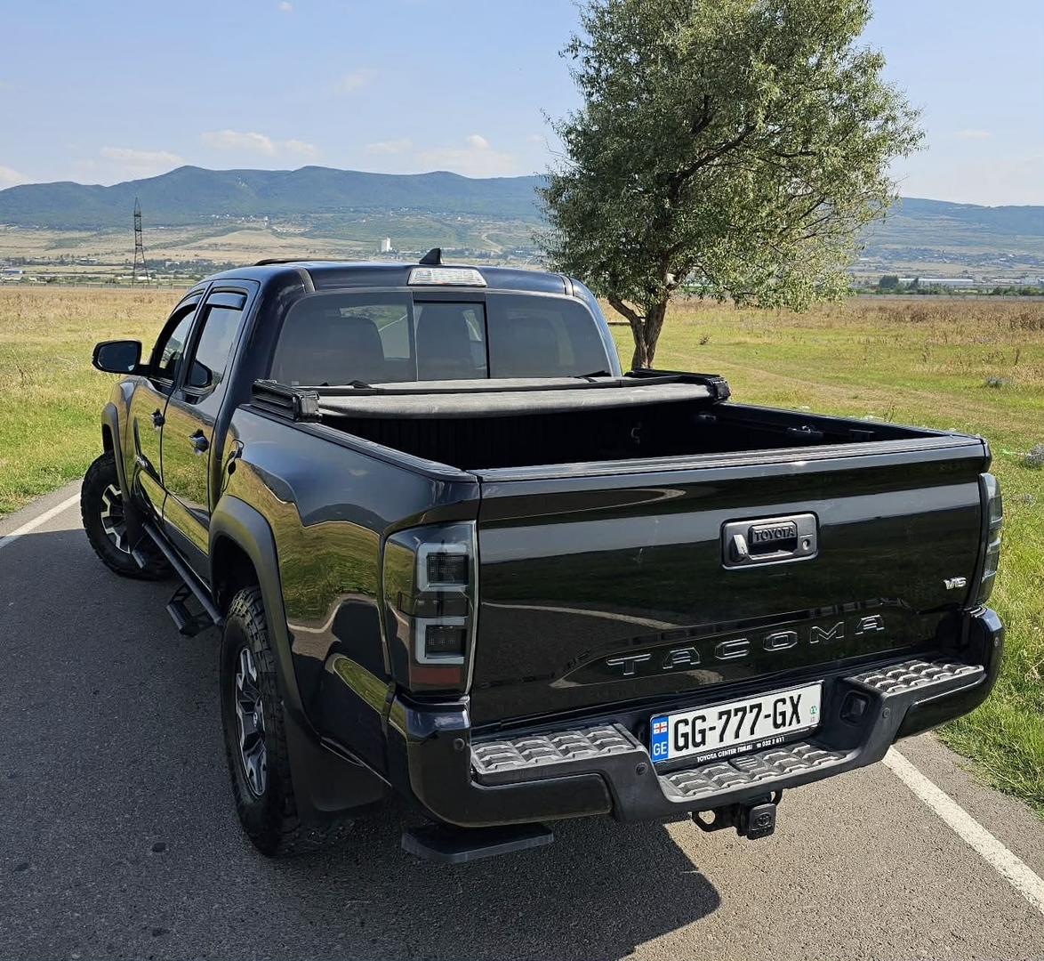 Toyota Tacoma 2019 — photo 2