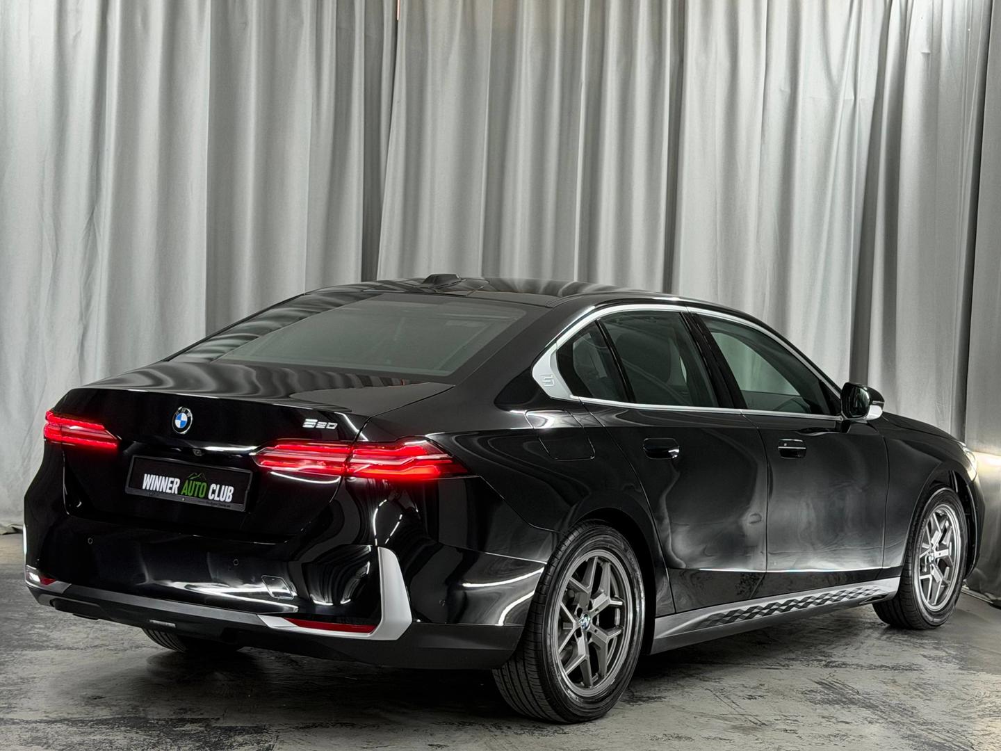 BMW 520 2023 — photo 2