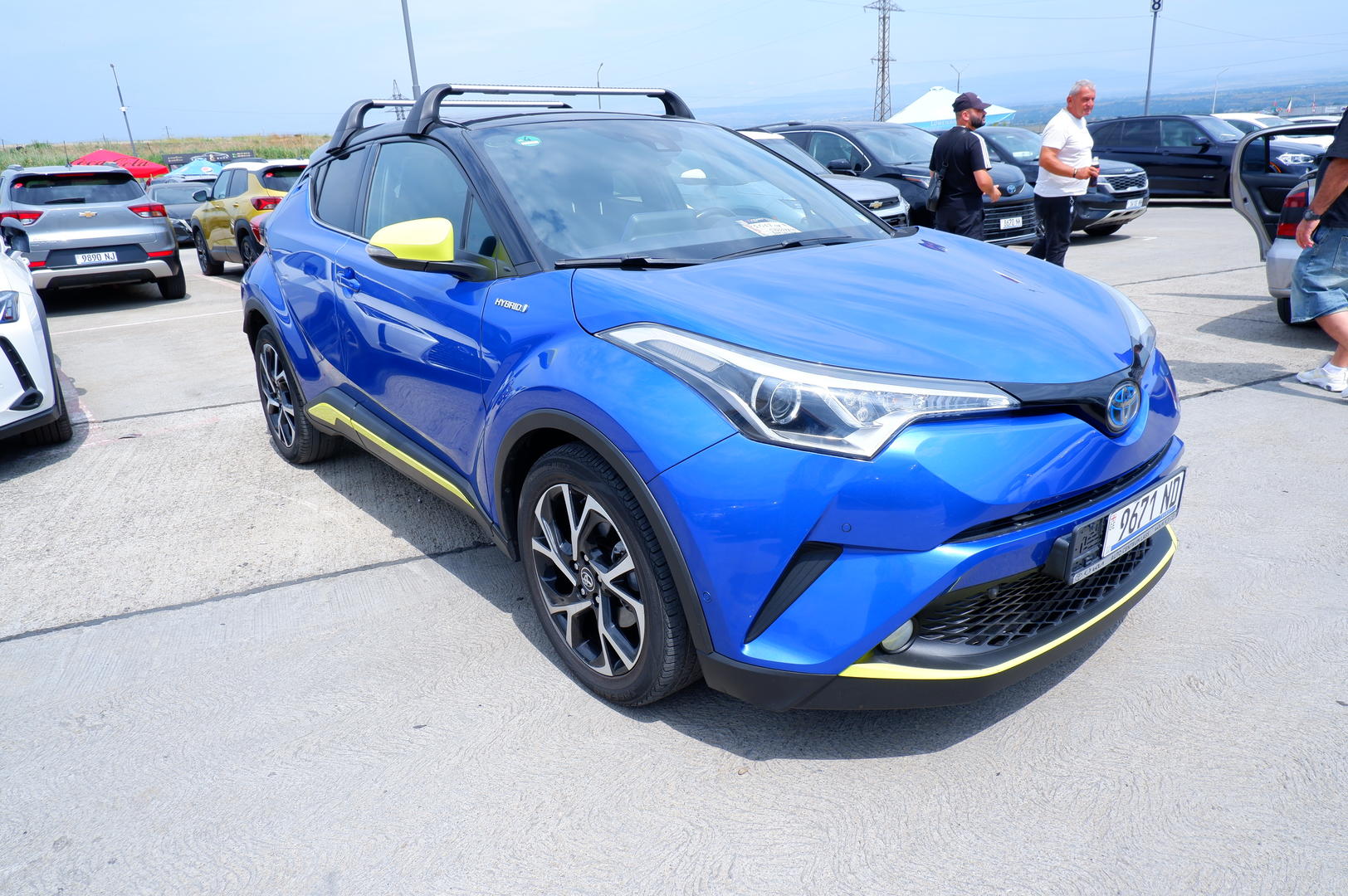 Toyota C-HR 2017 — photo 2