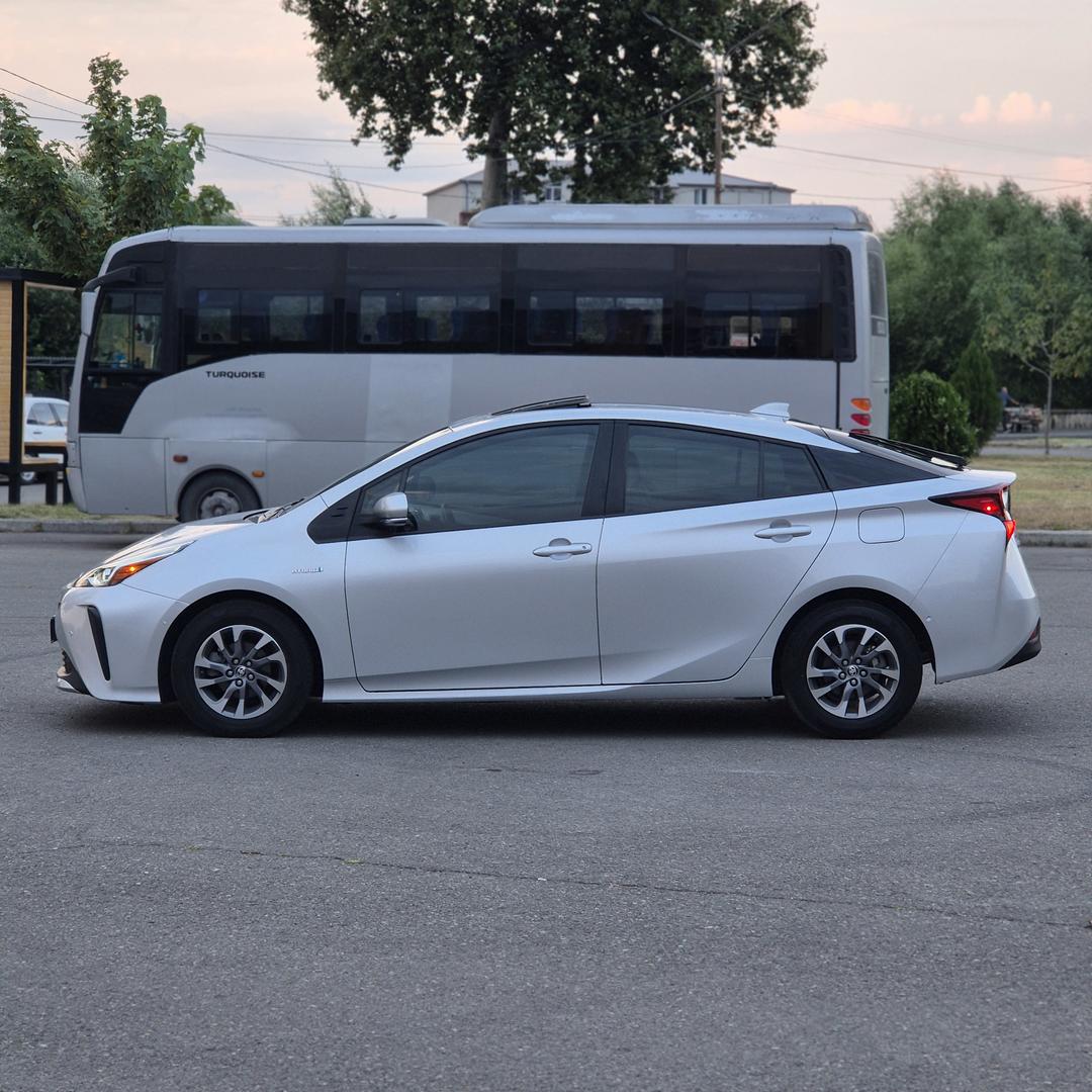 Toyota Prius 2021 — photo 2