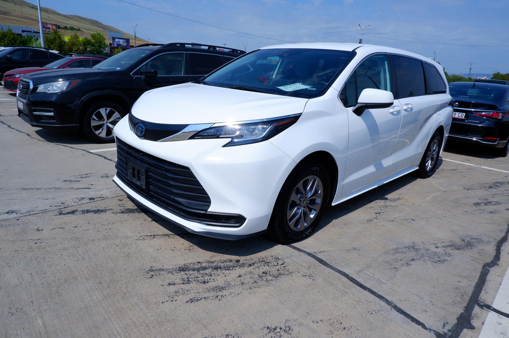 Toyota Sienna 2023 — photo 2