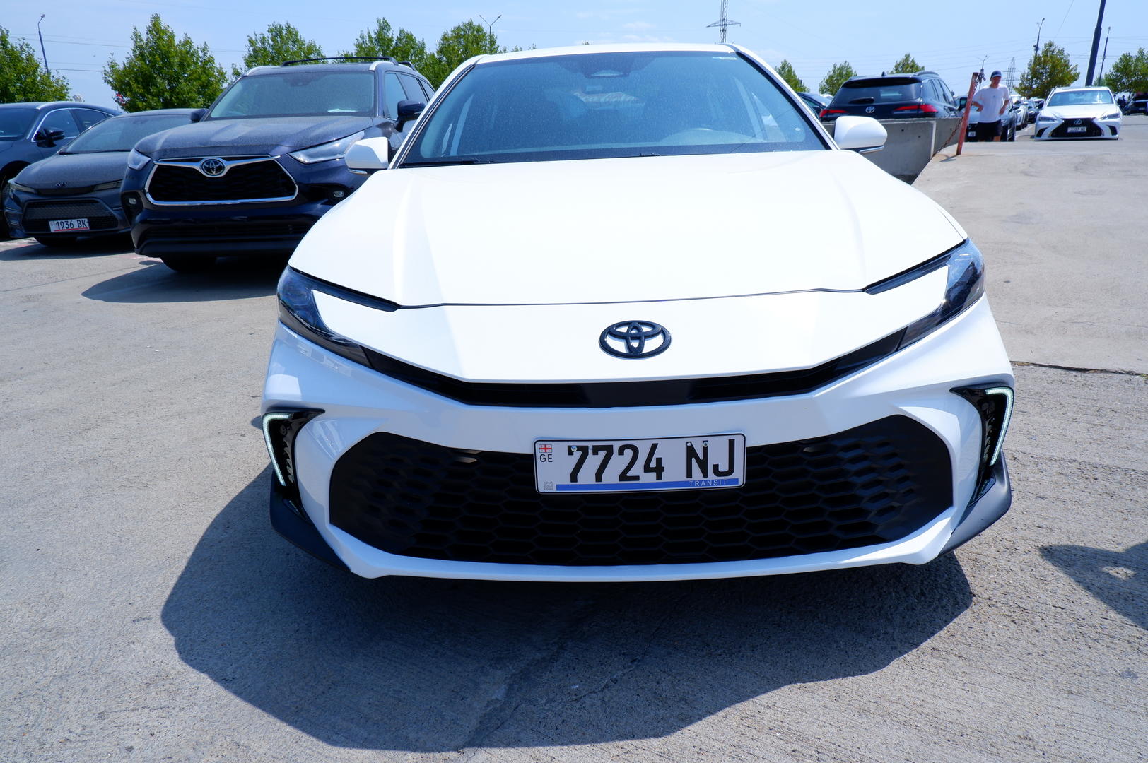 Toyota Camry 2025 — photo 2