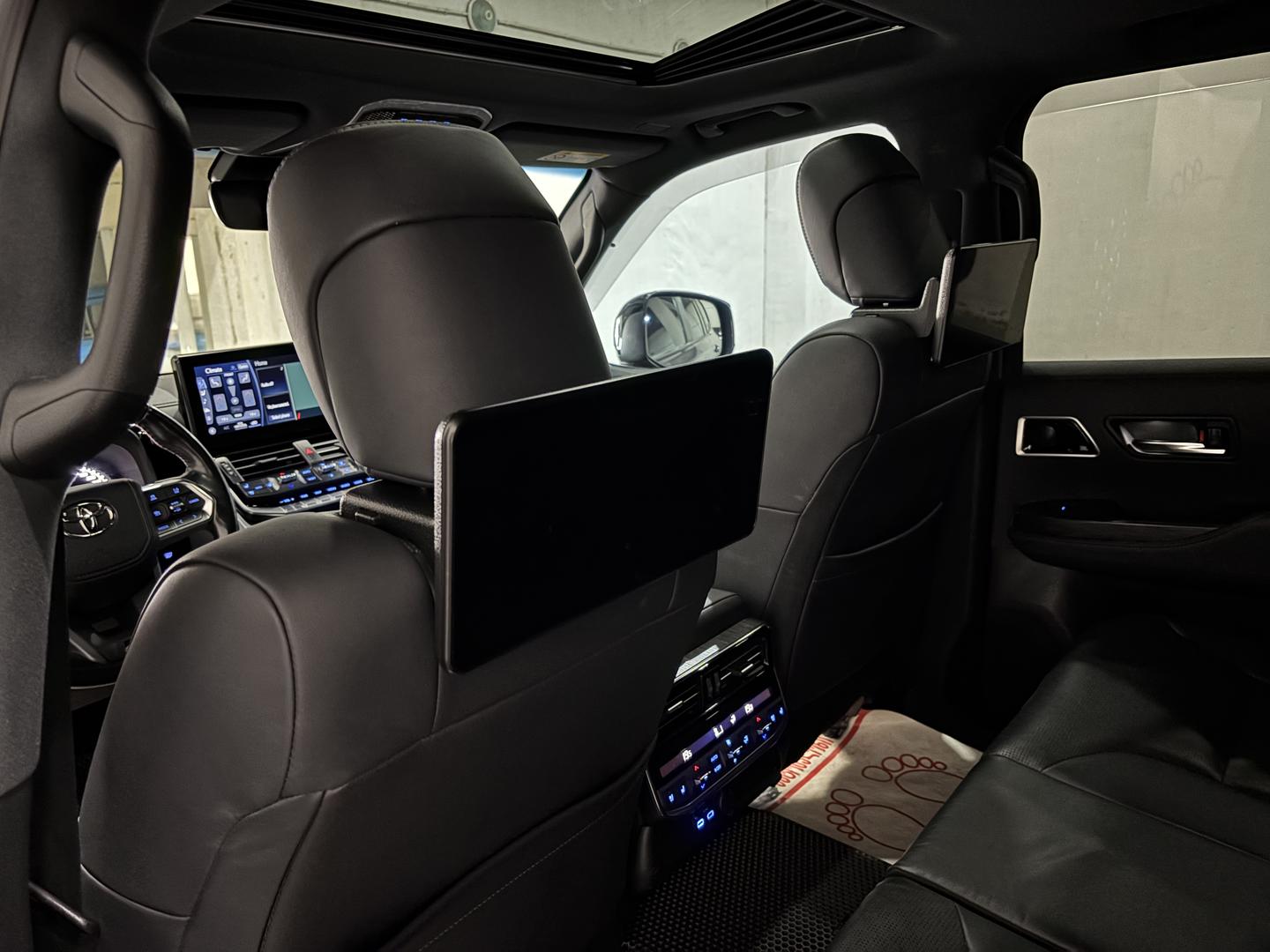 Toyota Land Cruiser 300 2022 — photo 2