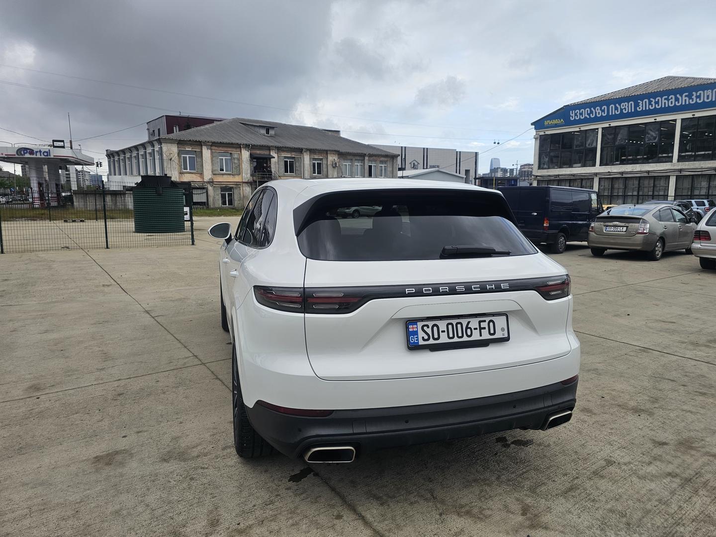 Porsche Cayenne 2019 — photo 2