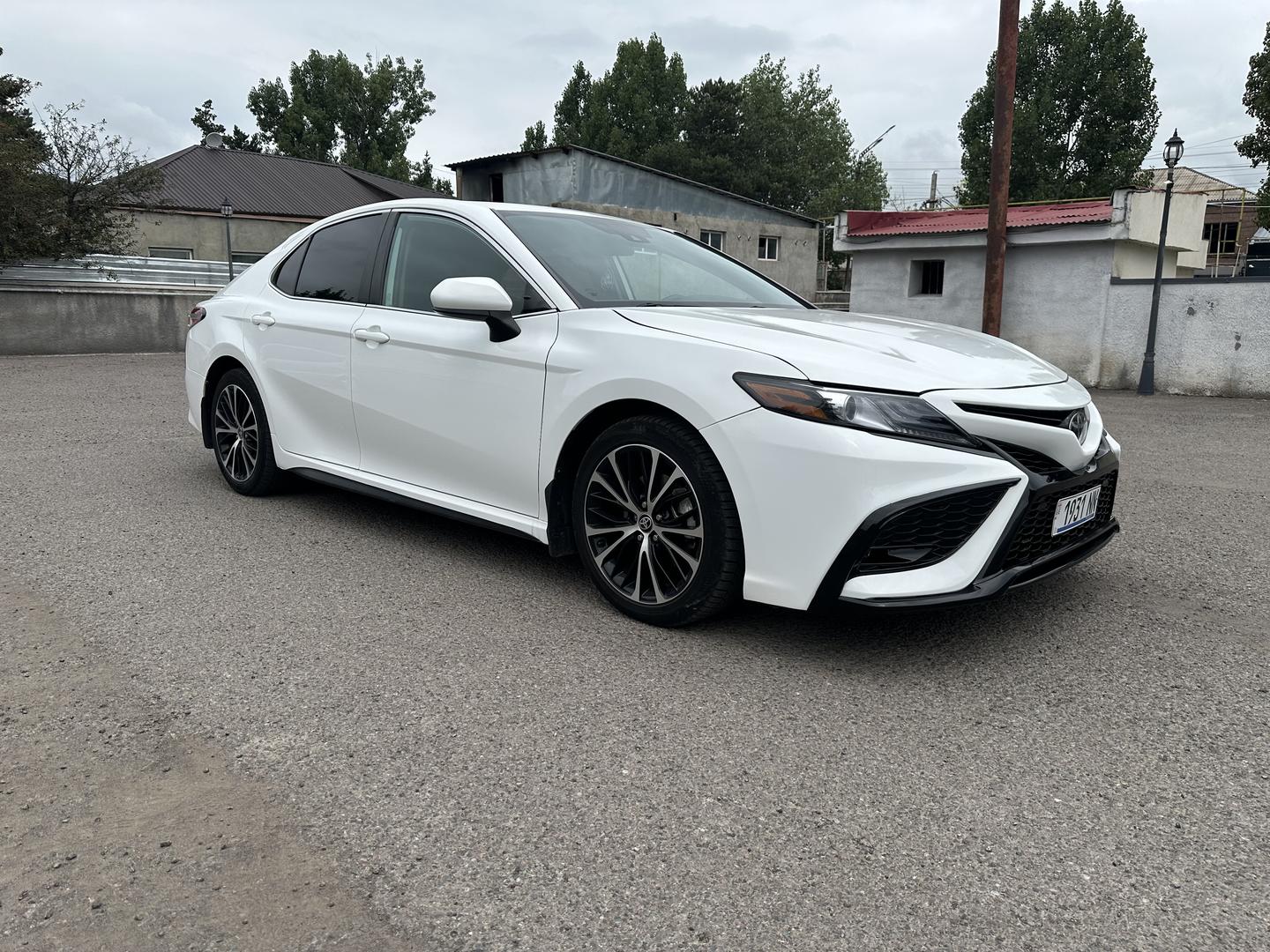 Toyota Camry 2020 — photo 2
