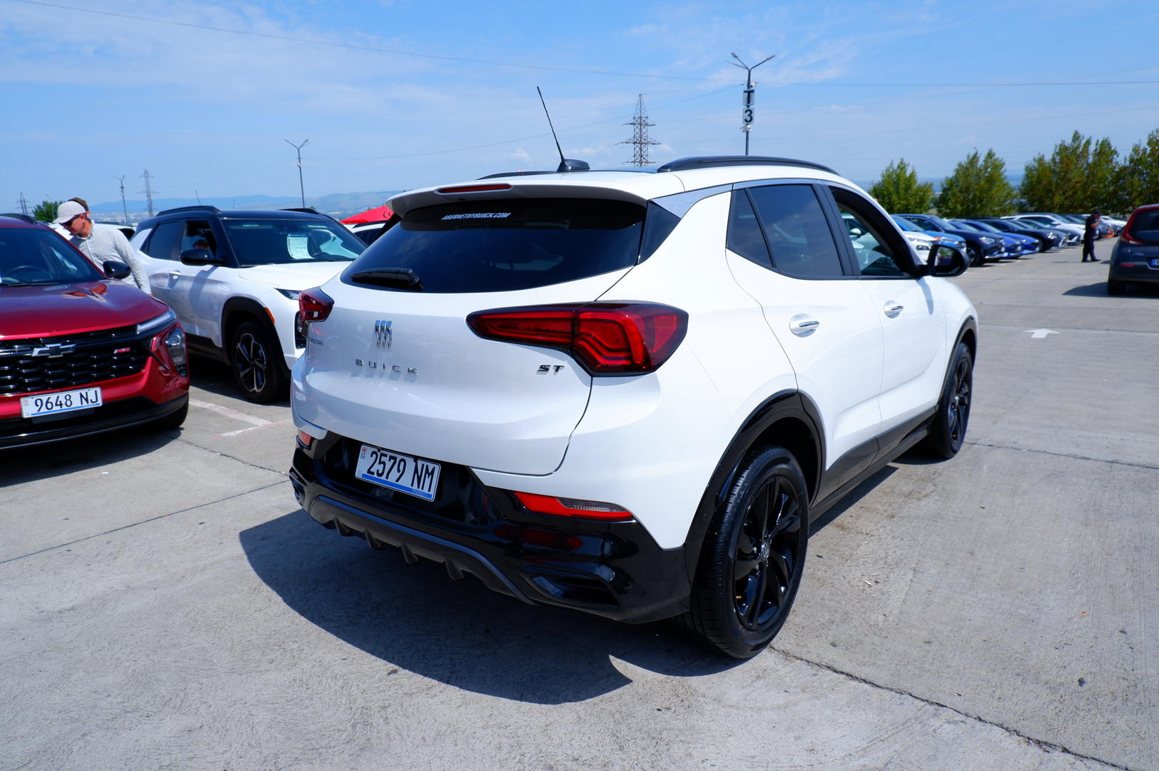 Buick Encore 2023 — photo 2