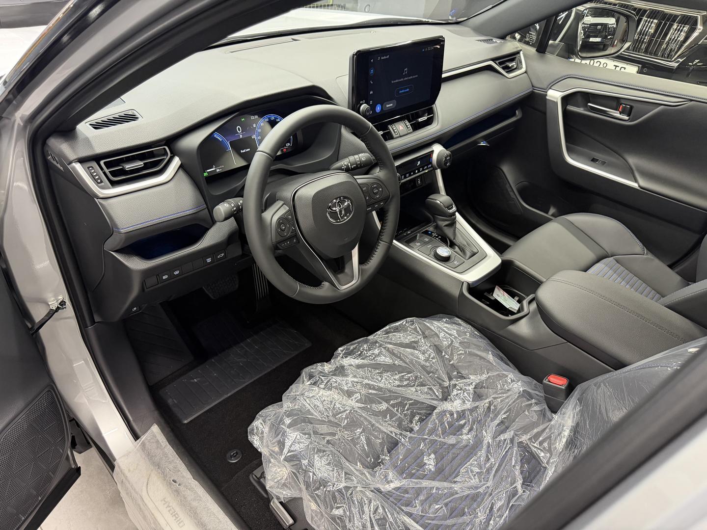 Toyota RAV4 2025 — photo 2