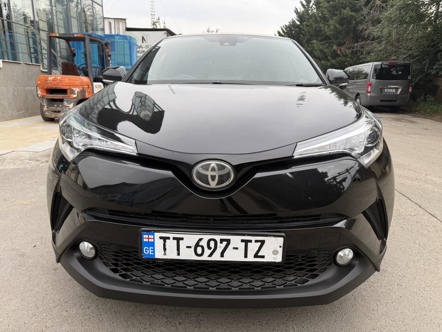 Toyota C-HR 2017 — photo 2