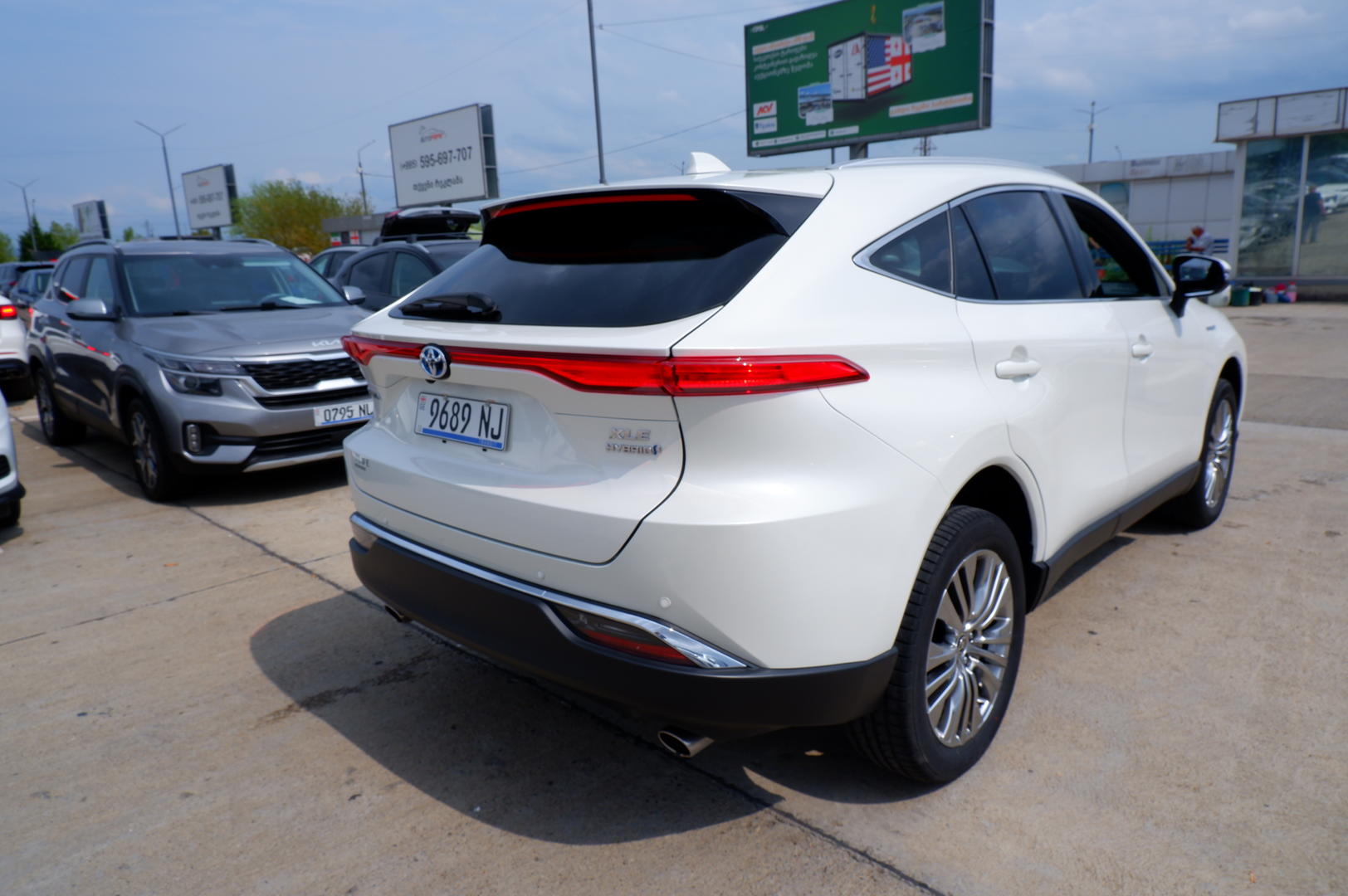 Toyota Venza 2021 — photo 2