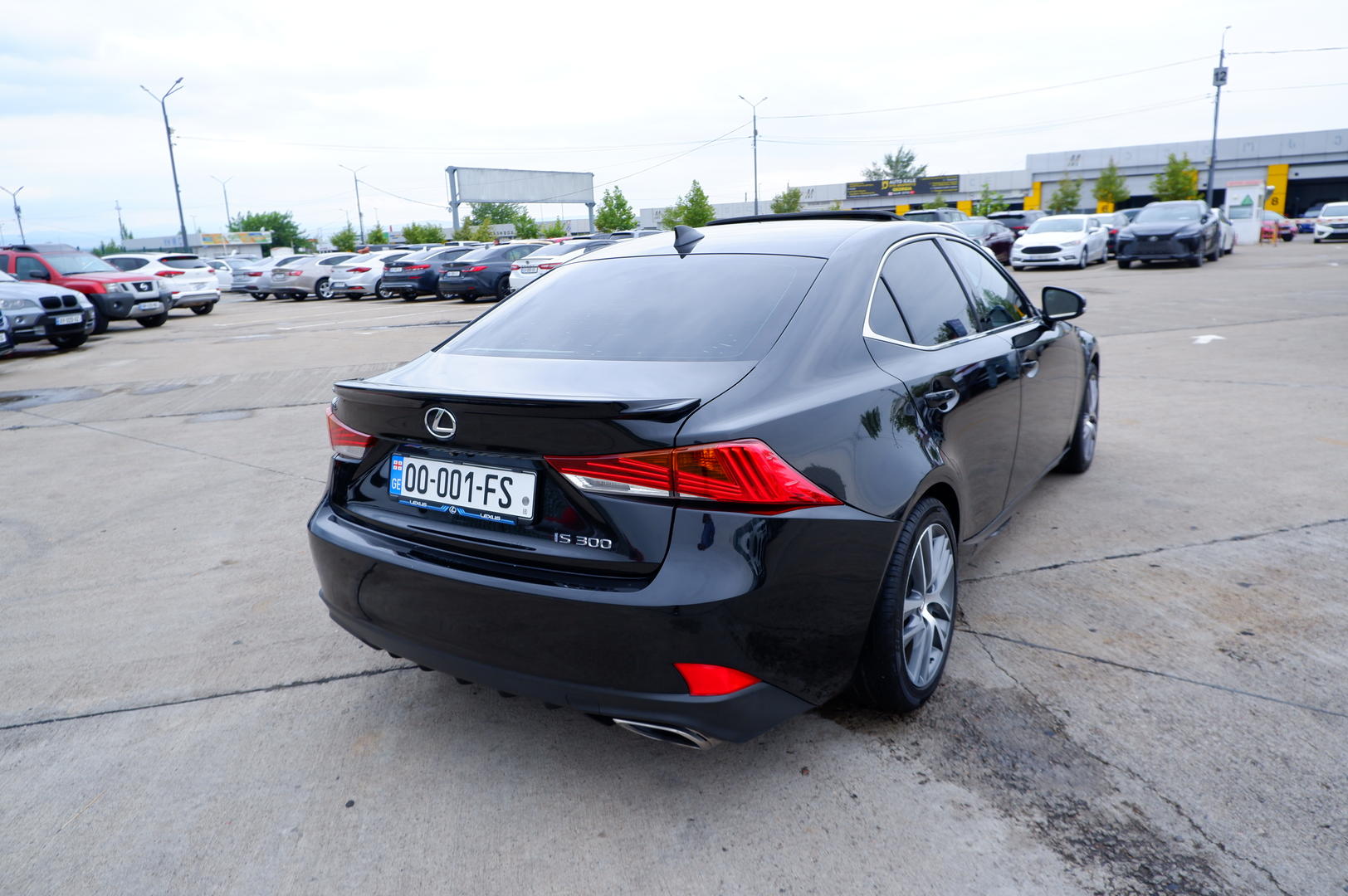 Lexus IS 300 2018 — photo 2