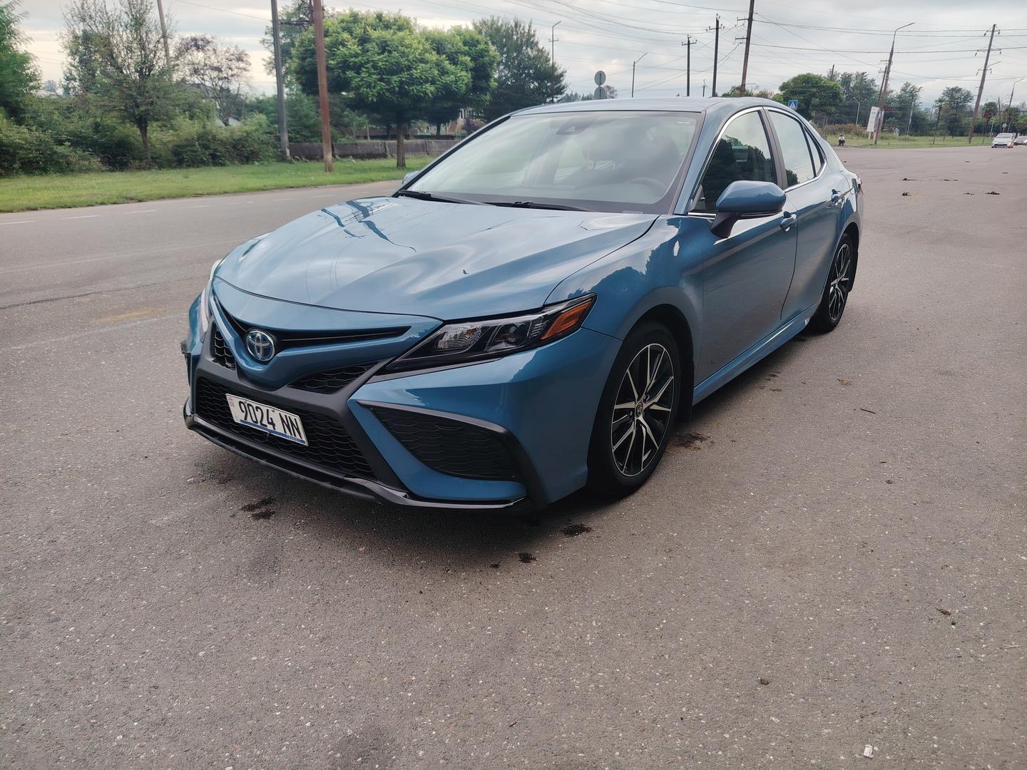 Toyota Camry 2023 — photo 2