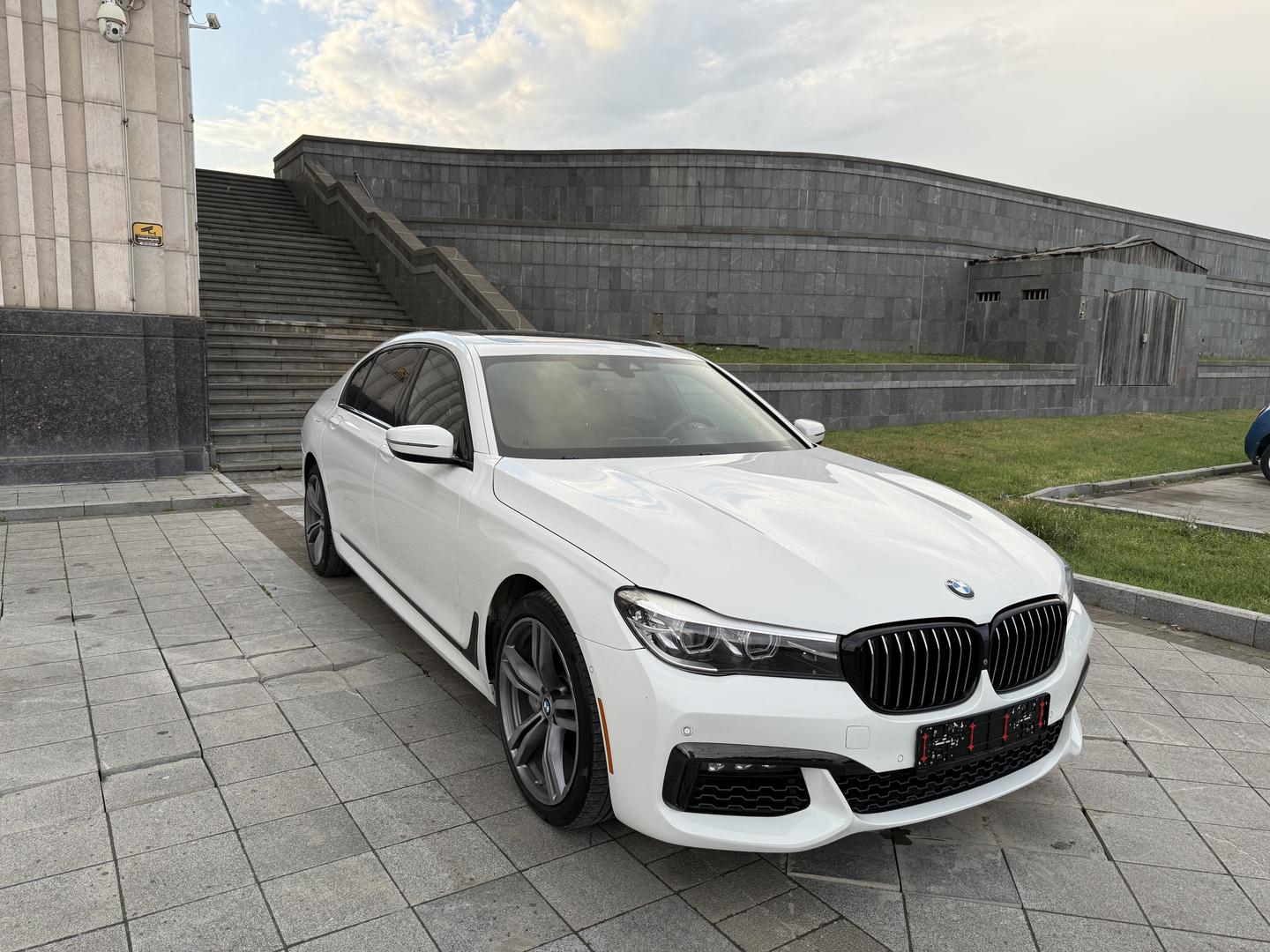 BMW 740 2018 — photo 2