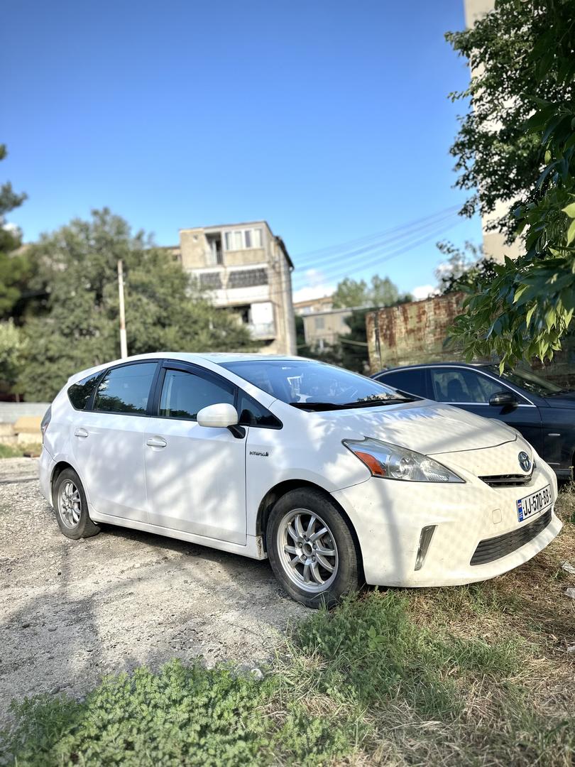 Toyota Prius V 2013 — photo 2
