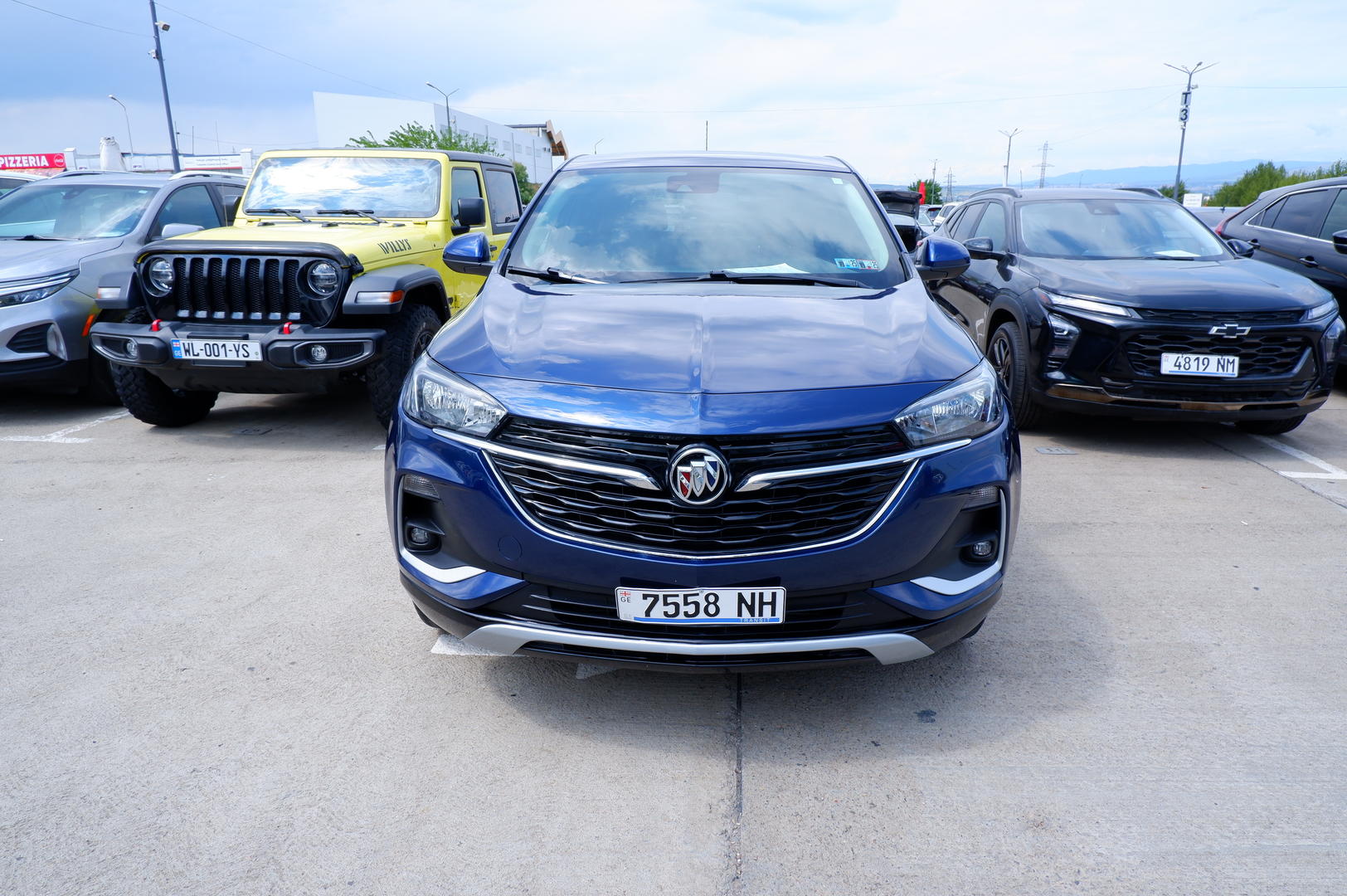 Buick Encore 2023 — photo 2