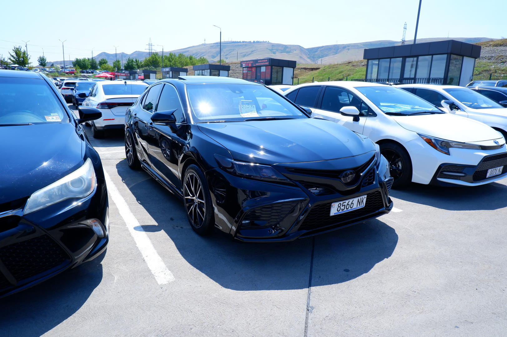 Toyota Camry 2023 — photo 2