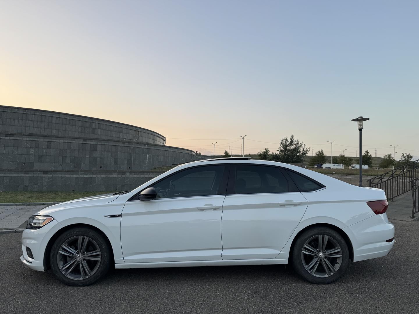Volkswagen Jetta 2021 — photo 2