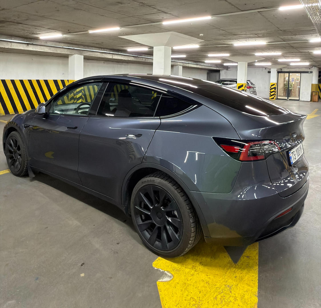 Tesla Model Y 2023 — photo 2