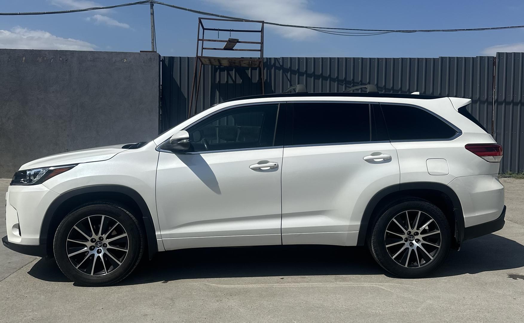 Toyota Highlander 2017 — photo 2