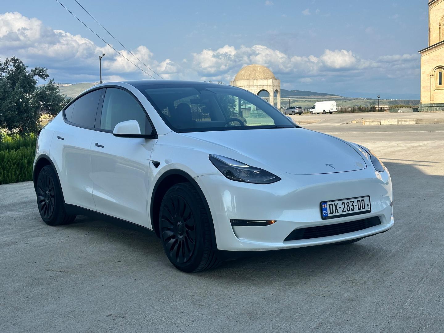 Tesla Model Y 2023 — photo 2