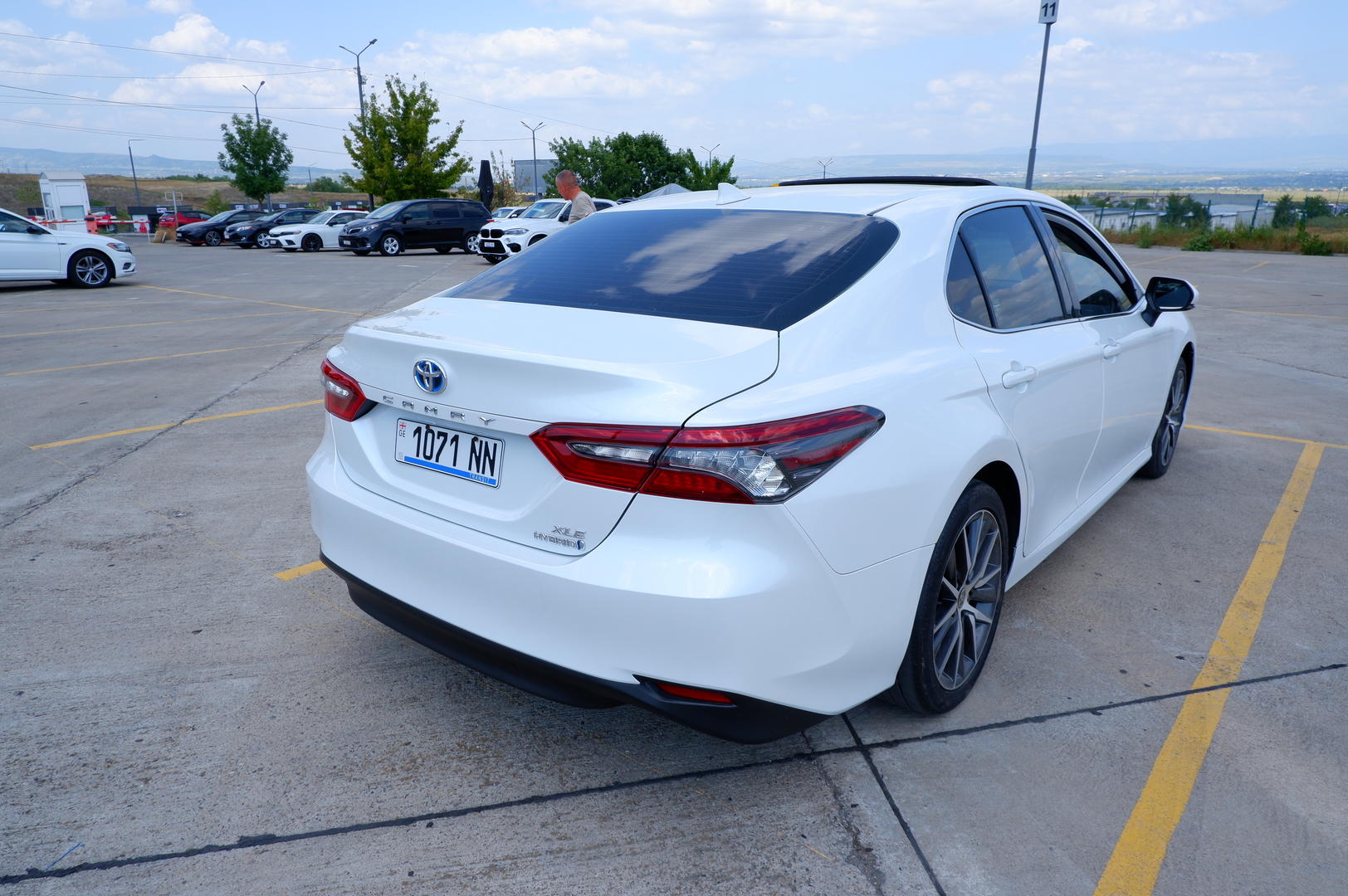 Toyota Camry 2022 — photo 2