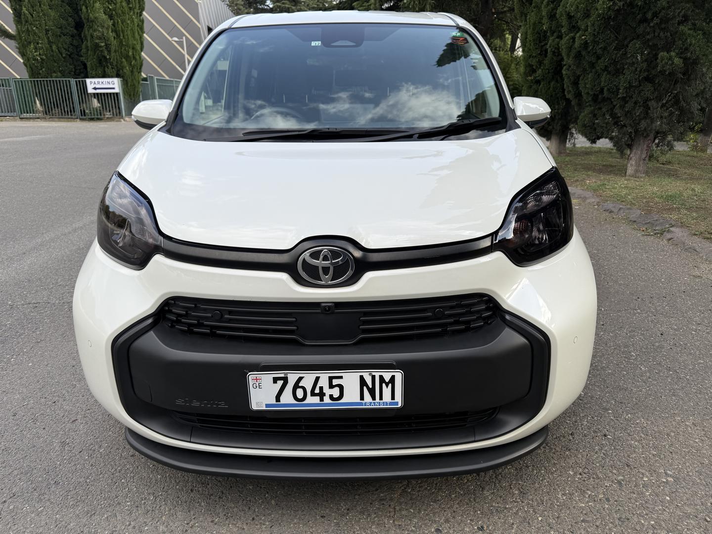 Toyota Sienta 2022 — photo 2