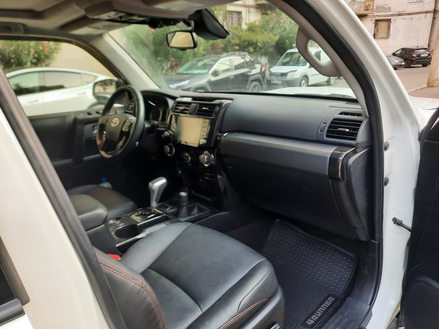 Toyota 4Runner 2023 — photo 2