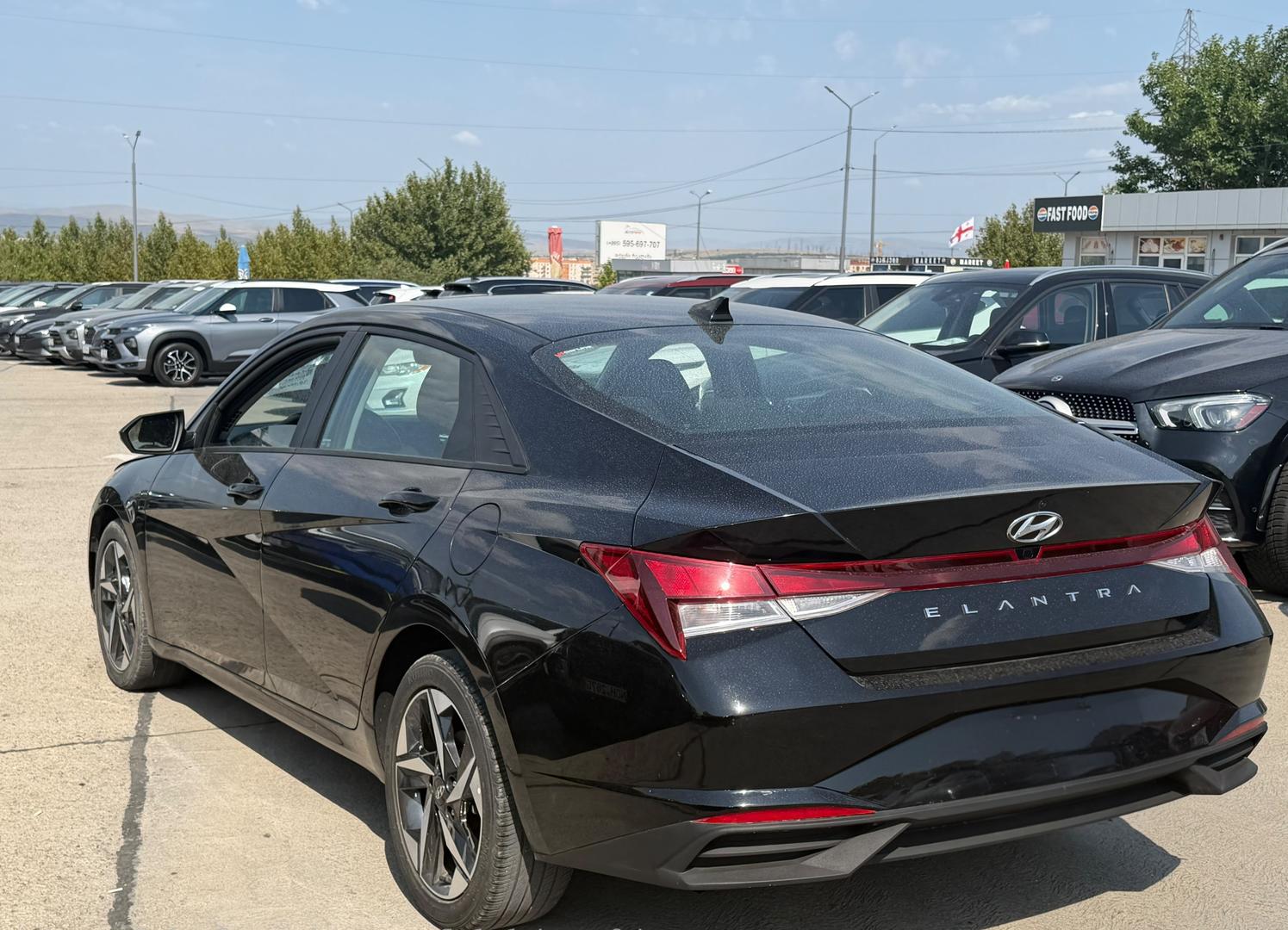 Hyundai Elantra 2023 — photo 2