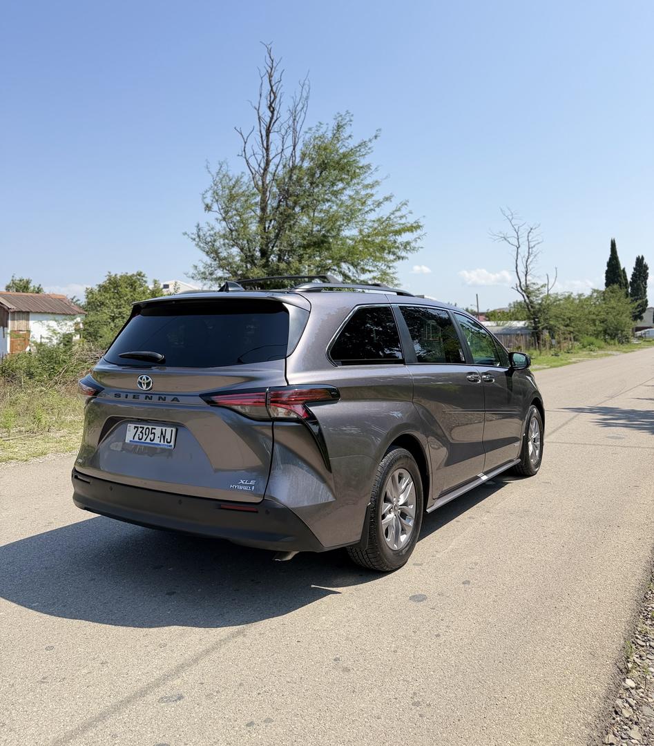 Toyota Sienna 2021 — photo 2