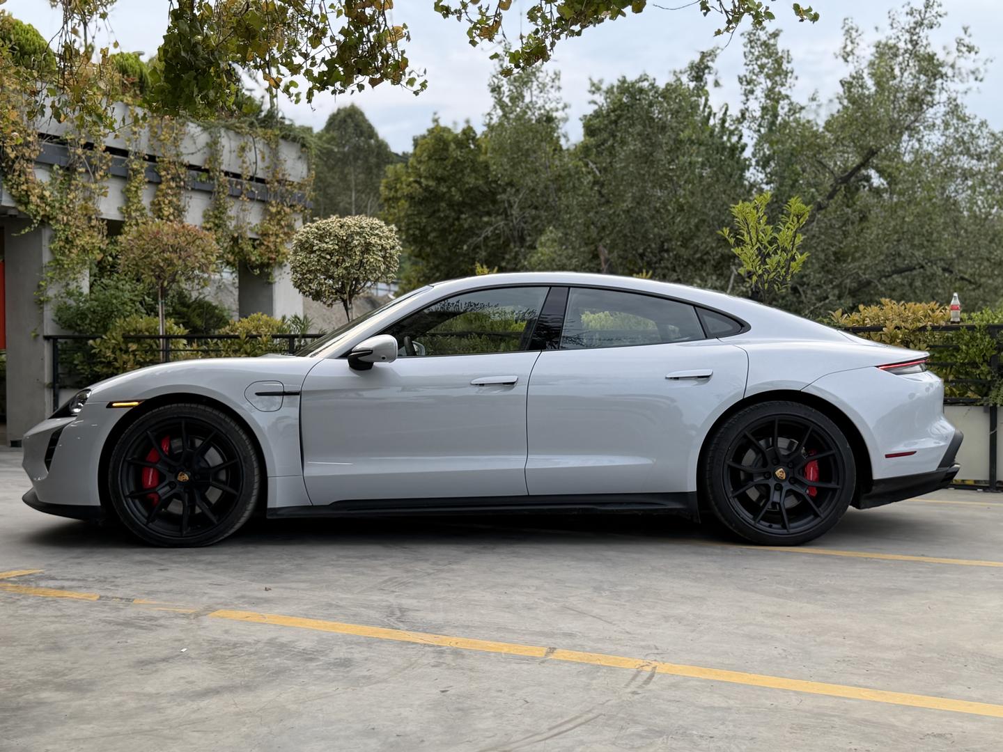 Porsche Taycan 2023 — photo 2