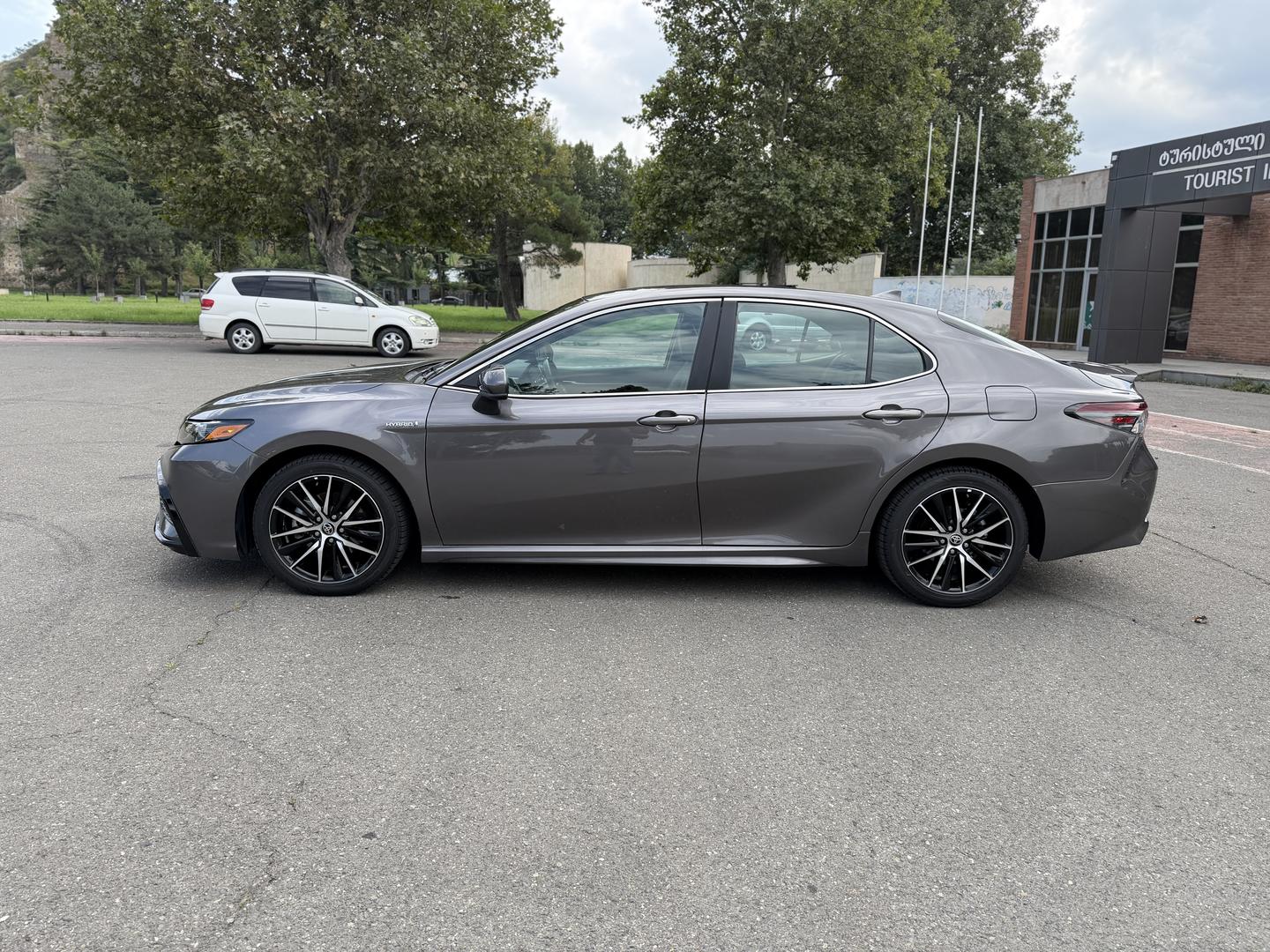 Toyota Camry 2021 — photo 2
