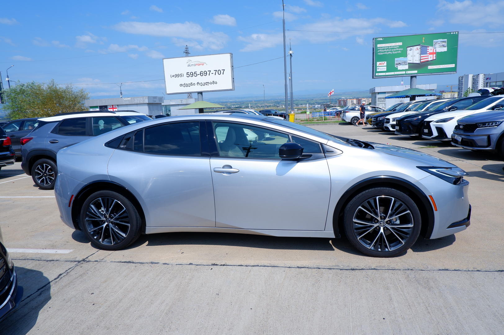 Toyota Prius 2024 — photo 2