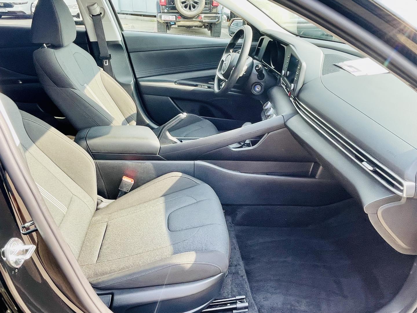 Hyundai Elantra 2022 — photo 2