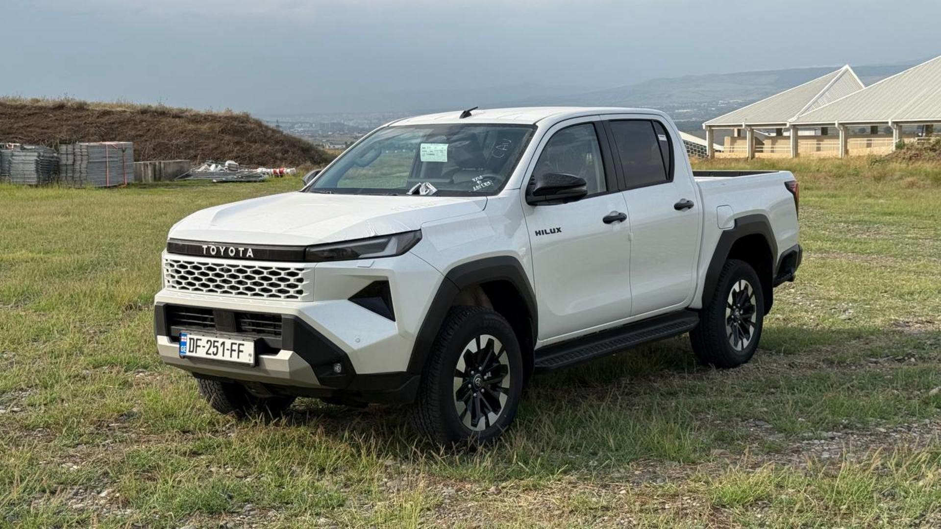 Toyota Hilux 2026 — photo 2