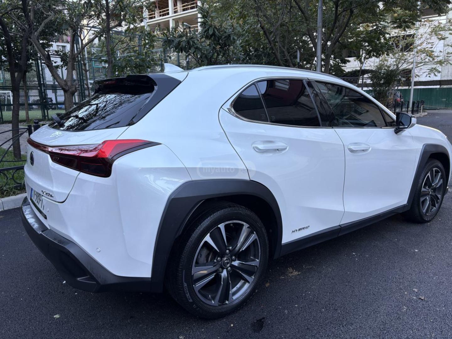Lexus UX 200h 2019 — photo 2
