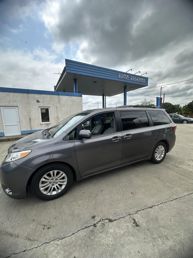 Toyota Sienna 2015 — photo 2