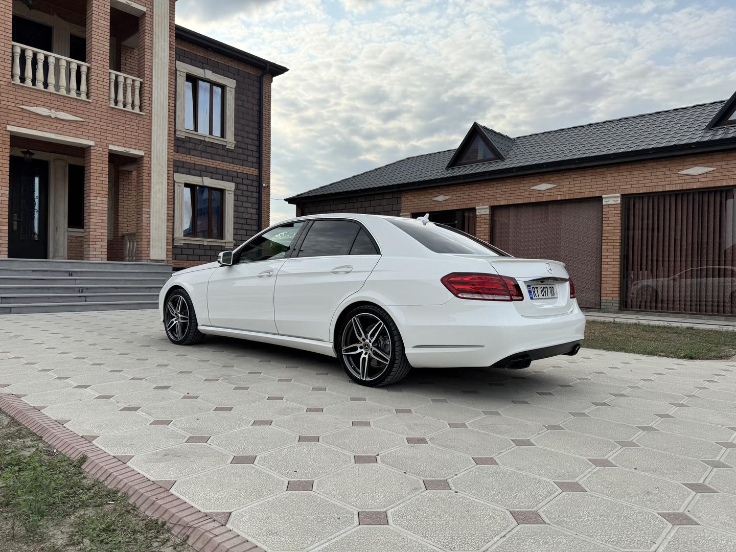 Mercedes-Benz E 350 2013 — photo 2