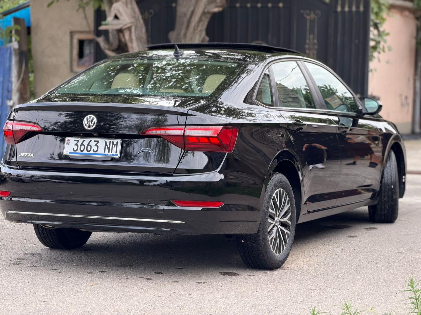 Volkswagen Jetta 2018 — photo 2