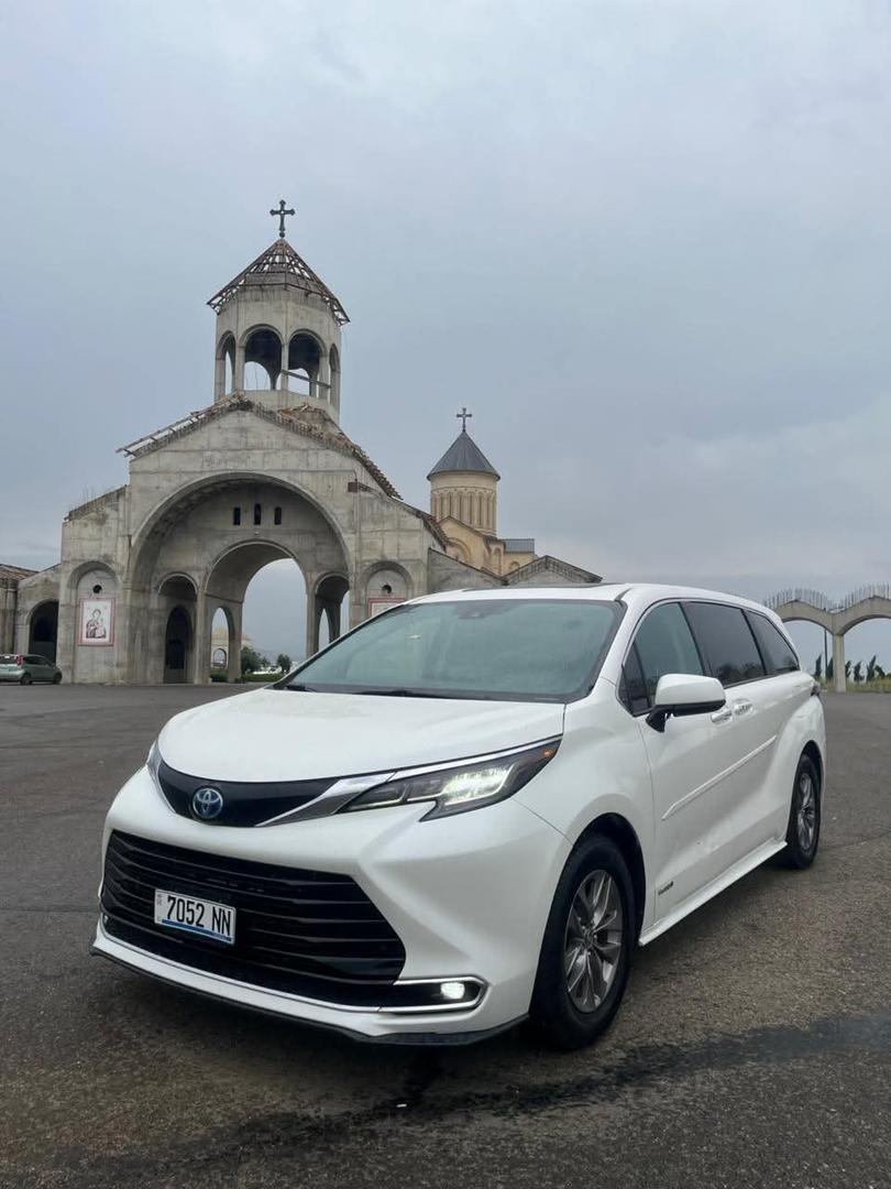 Toyota Sienna 2021 — photo 2