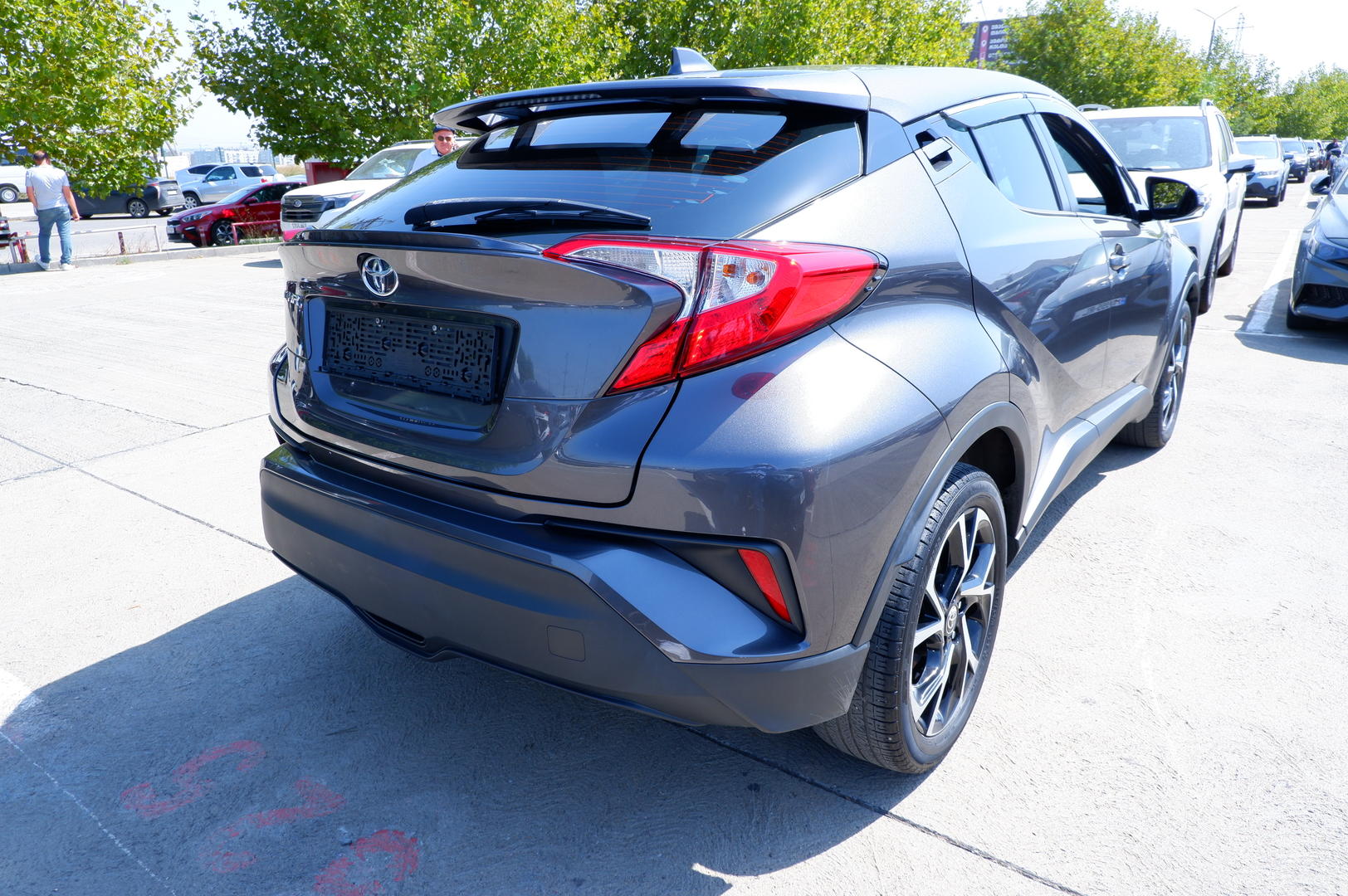 Toyota C-HR 2020 — photo 2