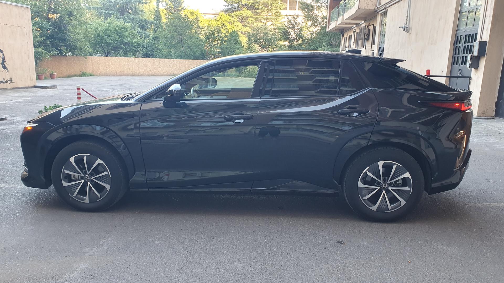 Lexus RZ 450e 2023 — photo 2