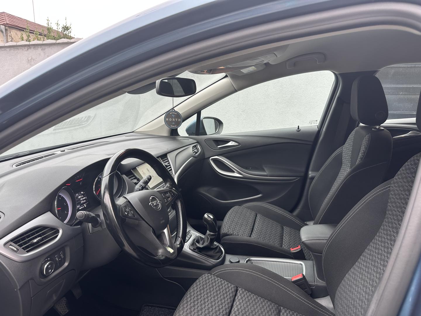 Opel Astra 2017 — photo 2