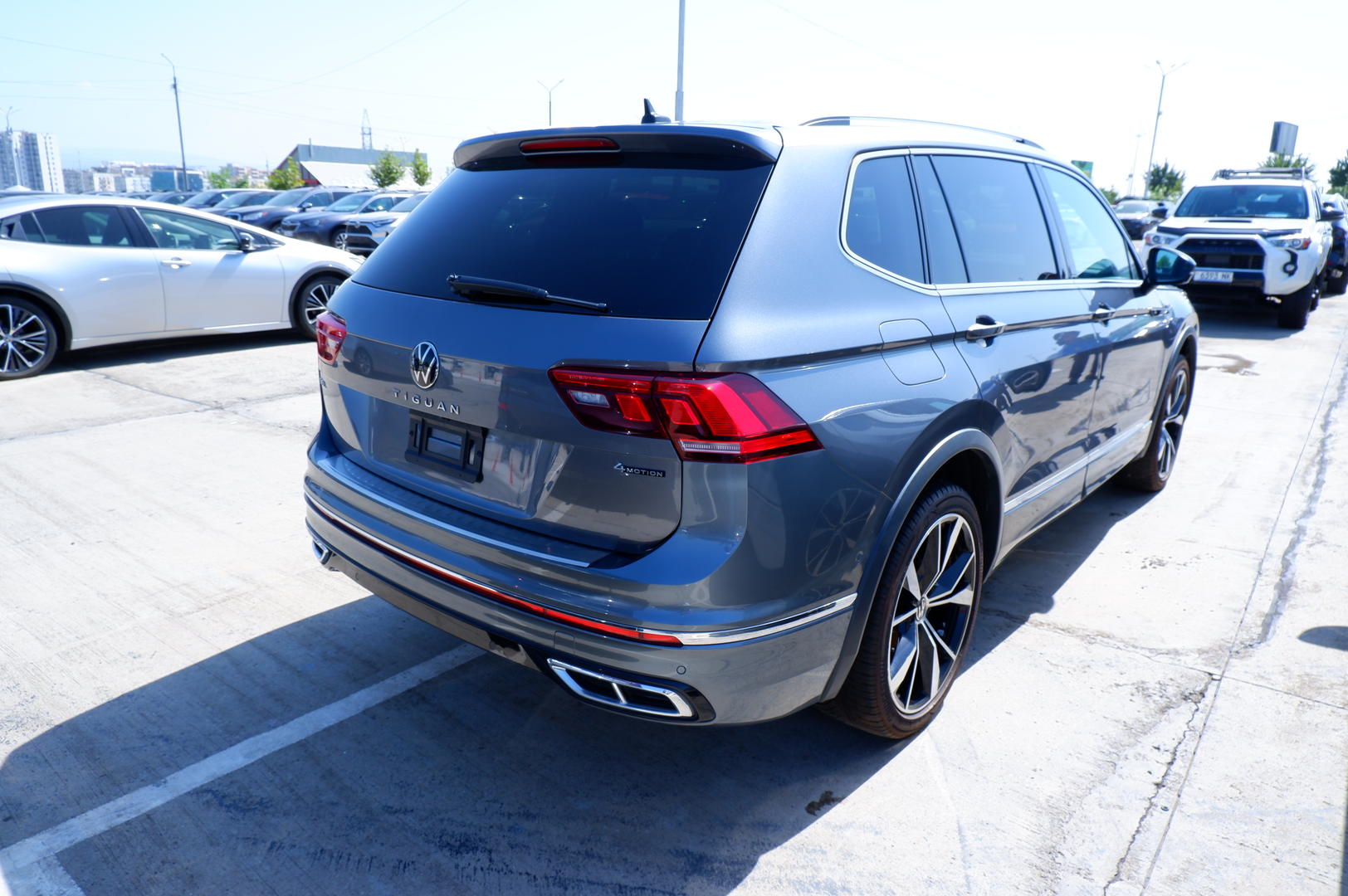 Volkswagen Tiguan 2022 — photo 2