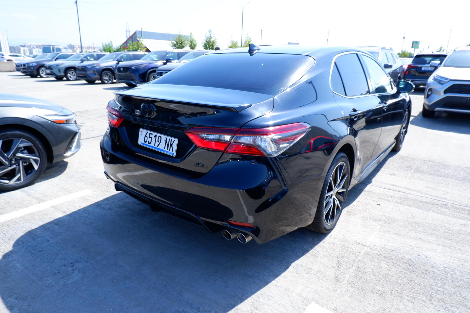 Toyota Camry 2022 — photo 2