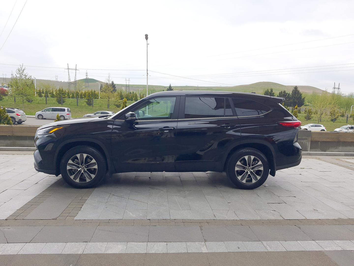 Toyota Highlander 2023 — photo 2