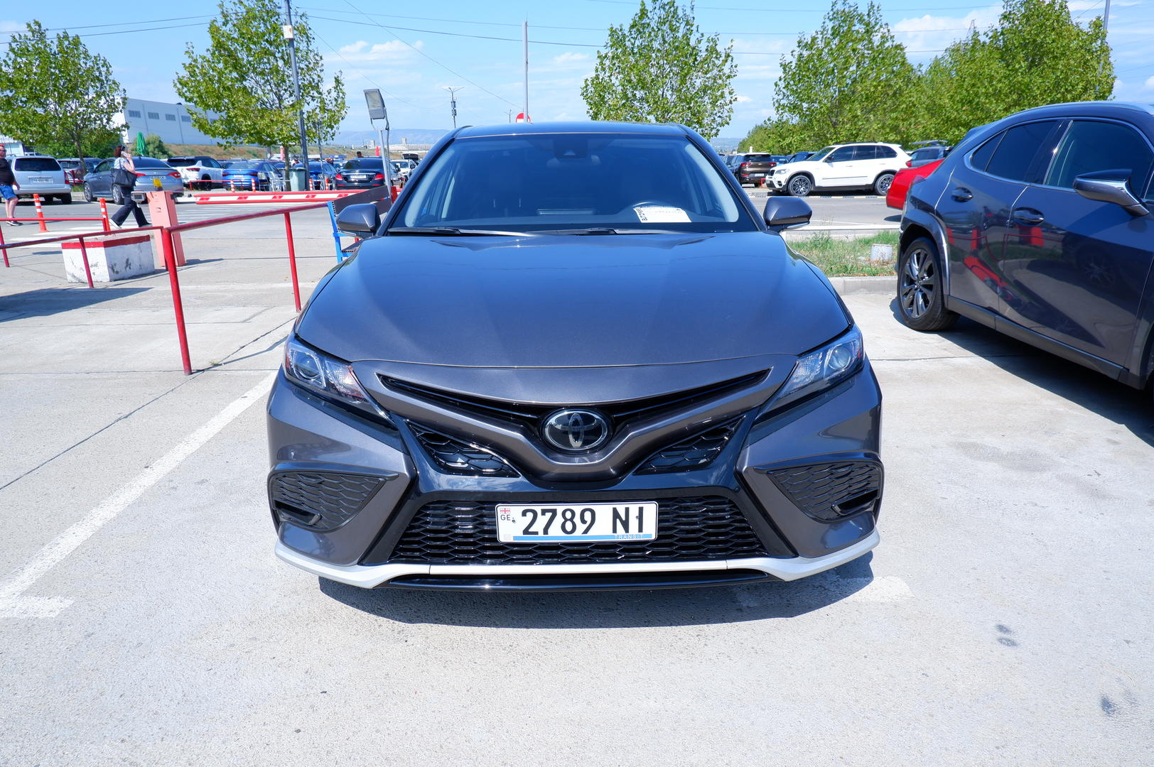 Toyota Camry 2023 — photo 2